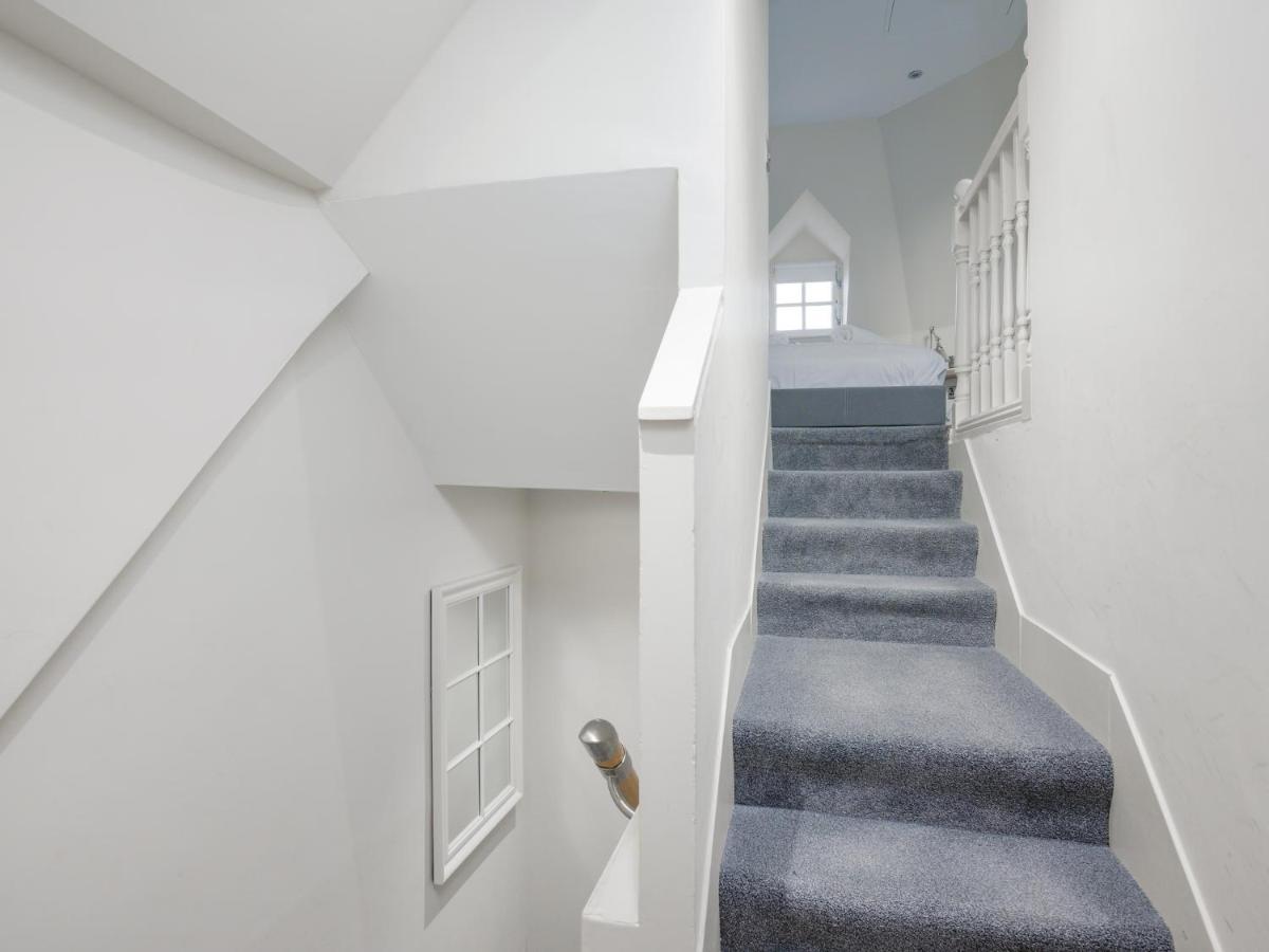 Pass The Keys Historic Ramsay Garden Apt With Balcony Views EDI Eksteriør billede
