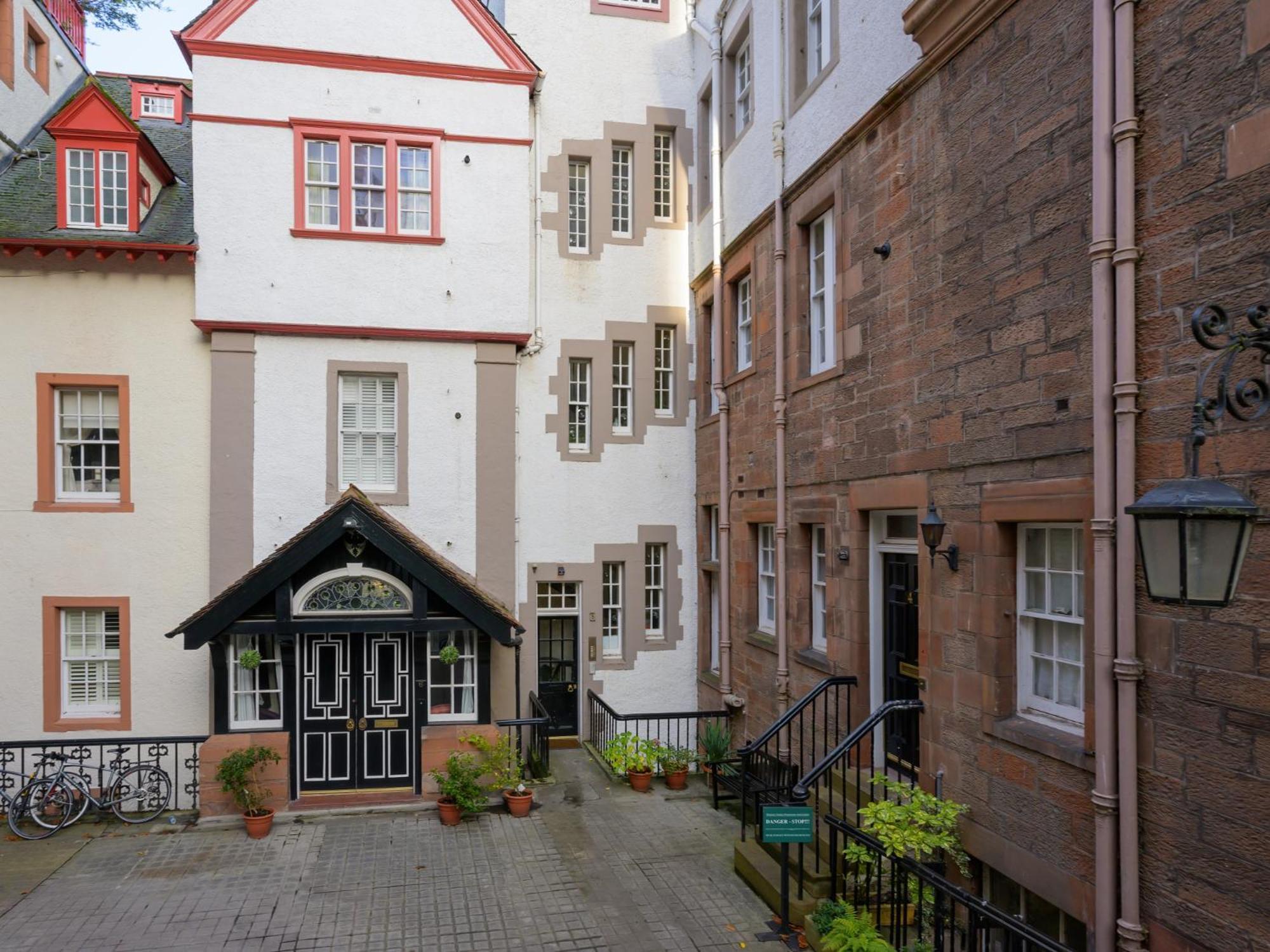 Pass The Keys Historic Ramsay Garden Apt With Balcony Views EDI Eksteriør billede